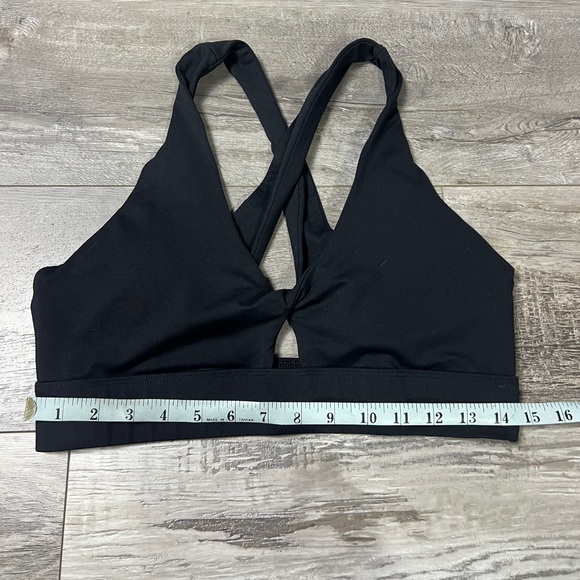 Fabletics Oasis Twist Medium Impact Sports Bra - Picture 9 of 9